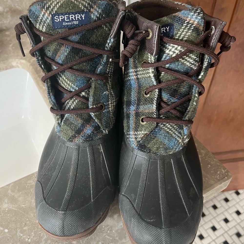 Sperry rain boot. Only worn a few times. In great condition.